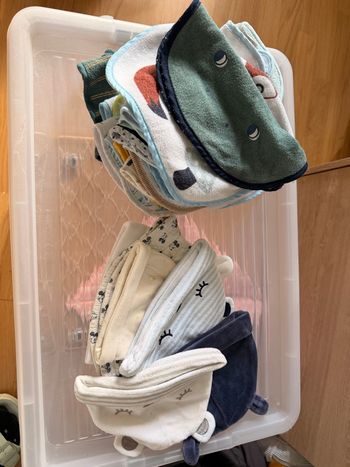 Lot de bonnet naissance + bavoirs