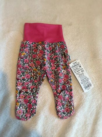 Jolie pantalon à pied floral neuf 3 mois