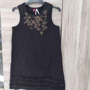 Robe noire avec dorures