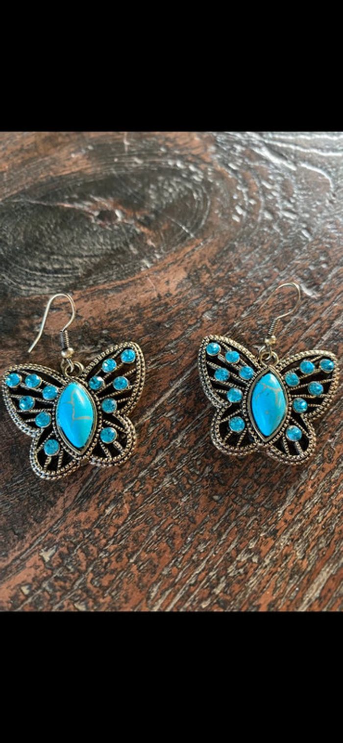 Magnifique paire de boucles d’oreilles papillons avec strass et turquoise