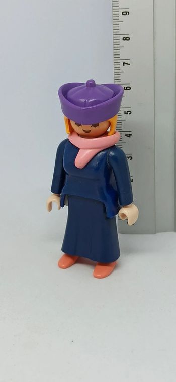 Femme belle époque victorienne habits bleu avec chapeau violet et foulard rose playmobil