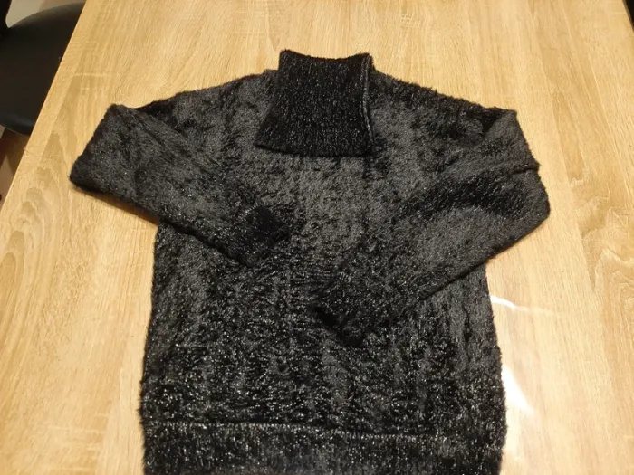 Pull col roule chaud noir pailleté en maille poilue