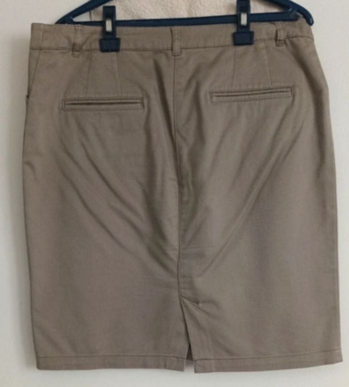 Jupe droite dessus de genoux de couleur taupe