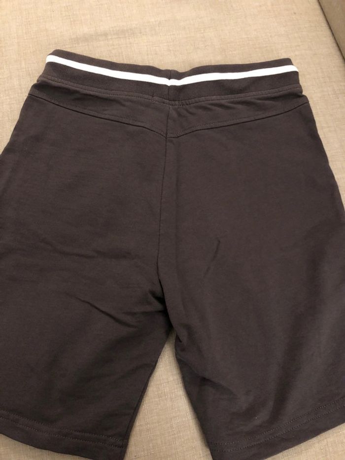 Short gris foncé 9 ans - photo numéro 4