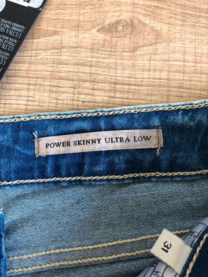 Jean skinny ultra low neuf Guess taille US 31 (valeur 105€) - photo numéro 8