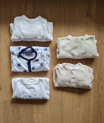 Lot de 5 pyjamas velours, bébé fille, taille 1 mois.