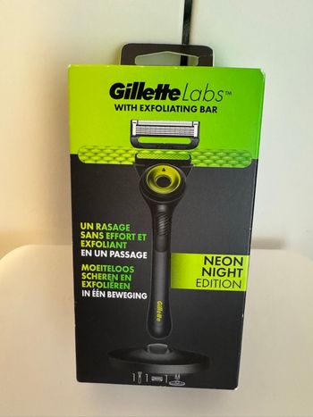 Gillette  labs avec support et recharges manche magnétique