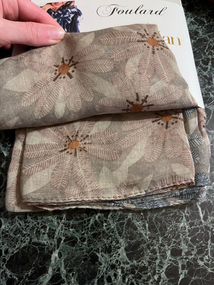 Foulard Manoukian dans les tons marrons neuf avec étiquette - photo numéro 3