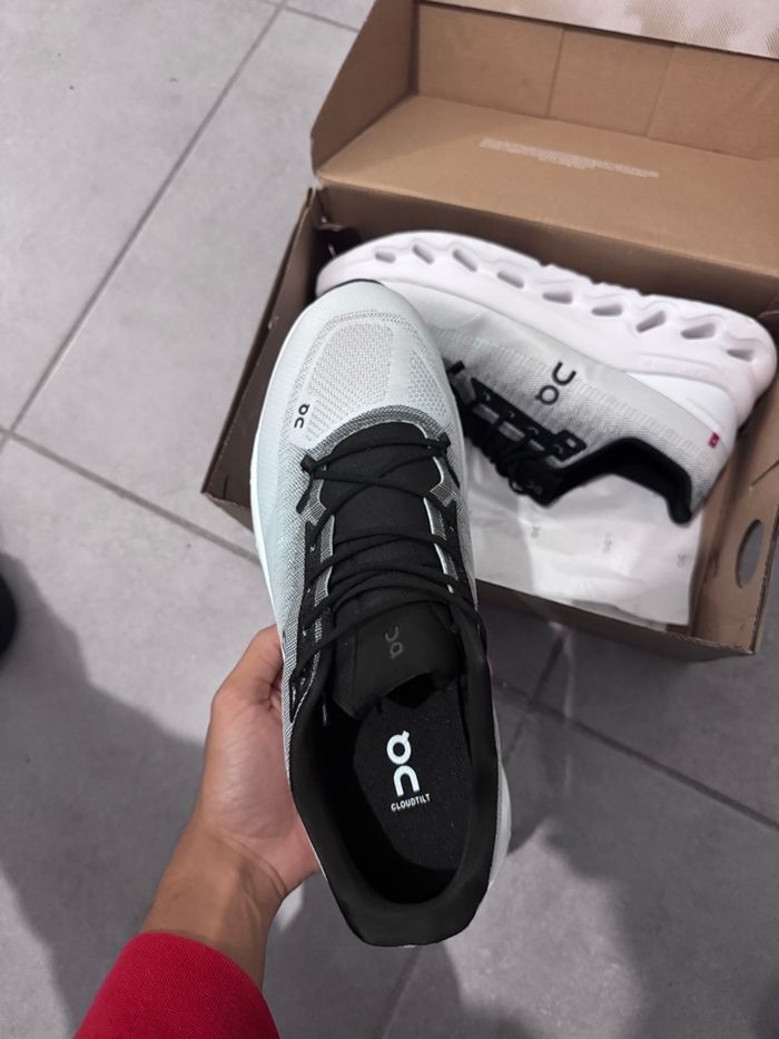 Paire de chaussures baskets de course running ON Cloudtilt taille 45 noir/blanc - photo numéro 2