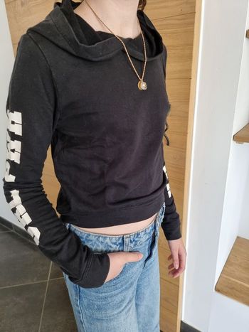 Pull court à capuche
H&M
Taille 10-12 ans
Très bon état