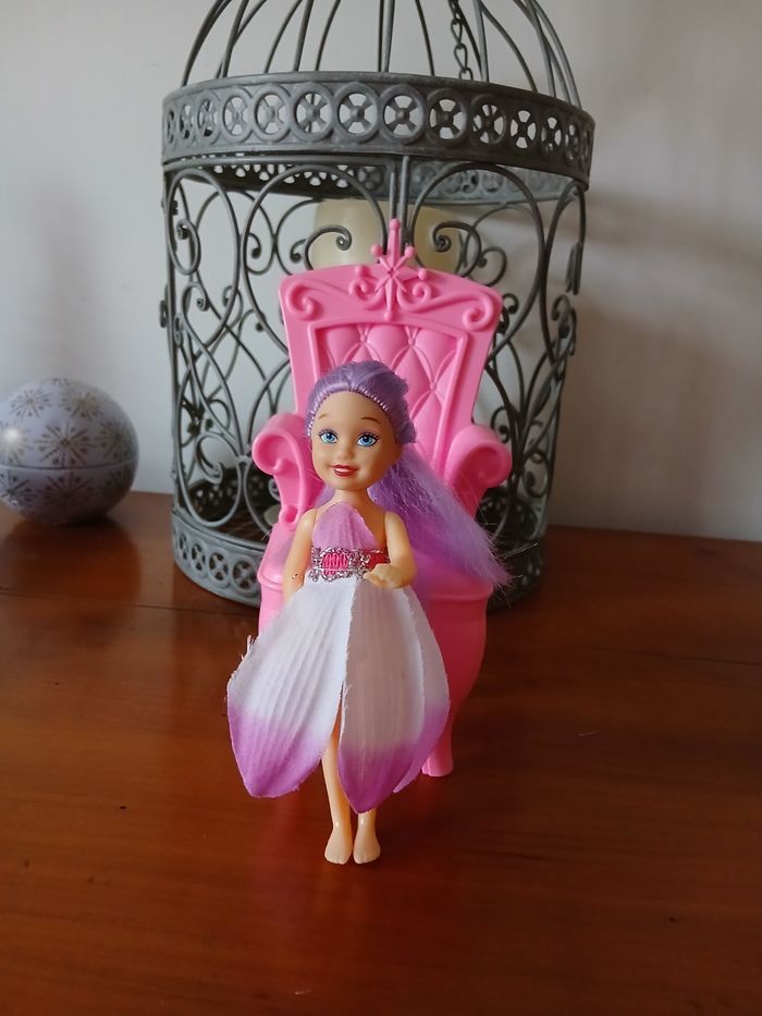 Petite Poupée/robe-pétales + Fauteuil - photo numéro 2