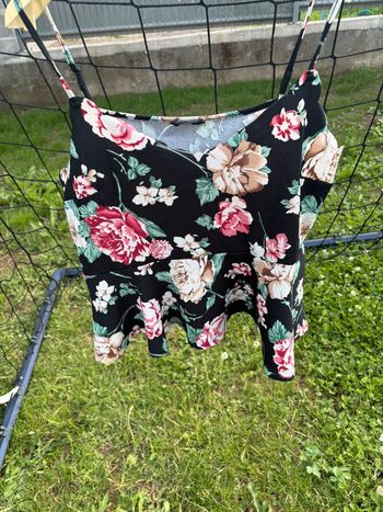 Joli haut peplum noir fleuri