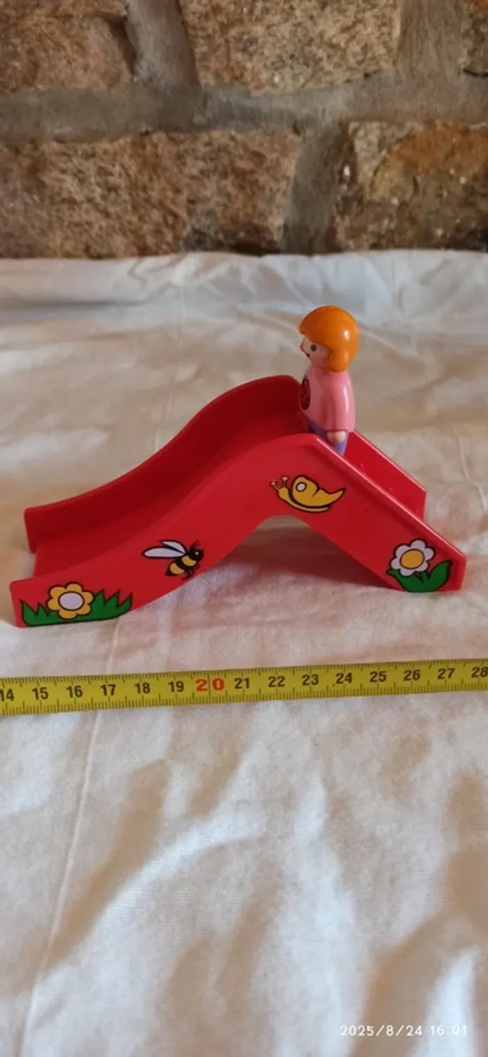Enfant fille sur toboggan rouge playmobil 123 - photo numéro 2