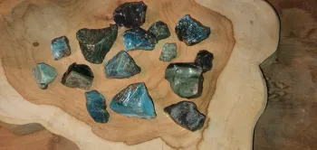 Morceaux de verre fondu vert – résidu ancien de forge – curiosité minérale