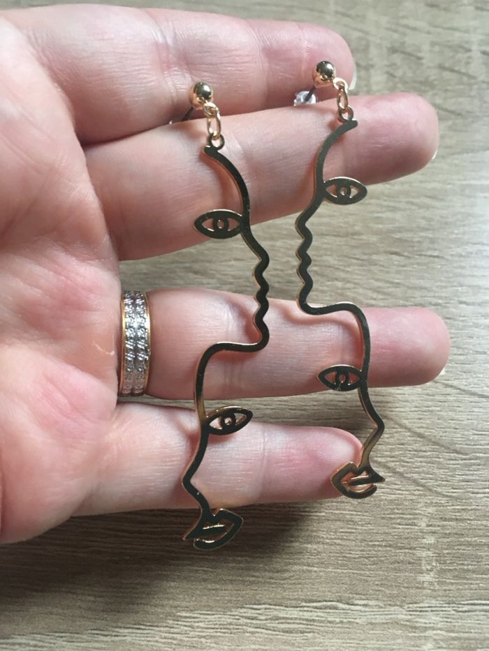 Boucles d’oreilles NEUVES pour femme en forme de visage de profil. - photo numéro 5