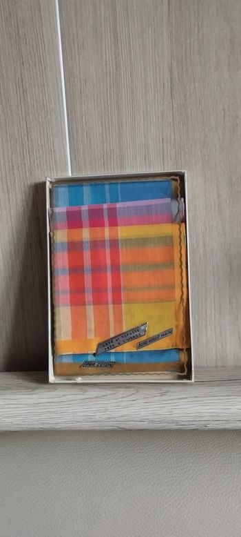 Boîte de 3 mouchoirs colorés