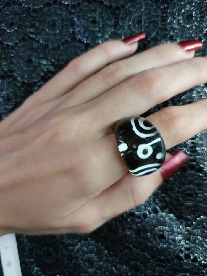 Magnifique bague vintage 00's noire et blanche, en résine. - photo numéro 5