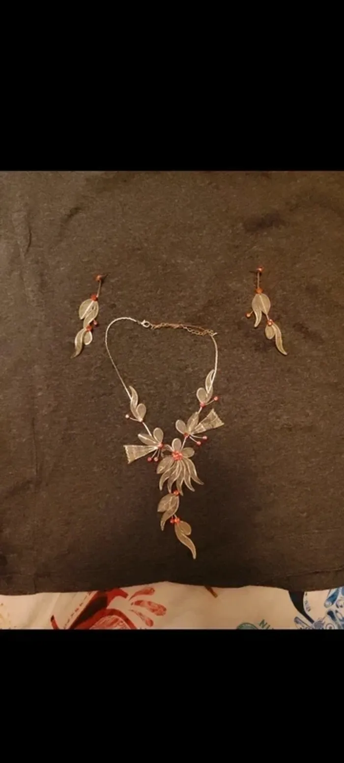 Parure collier et boucles d'oreilles