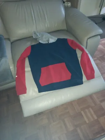Sweat bleu et rouge taille 16 ans kiabi