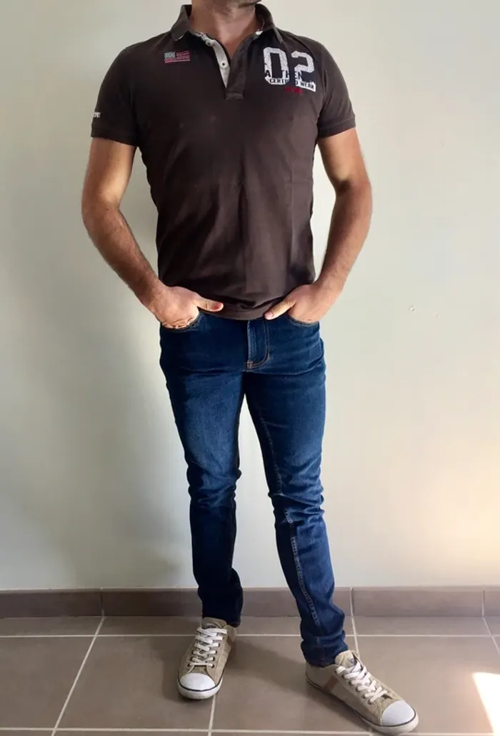 Polo marron avec motifs