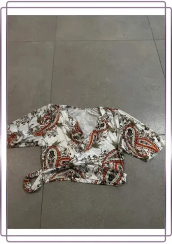 Haut court multicolore, très bon état, taille S