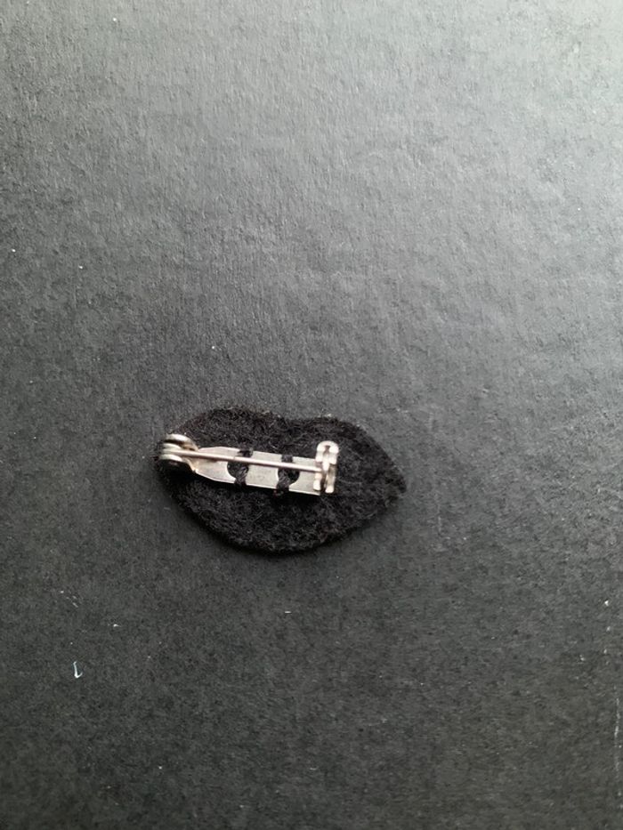 Petite broche forme lèvres avec strass - photo numéro 2