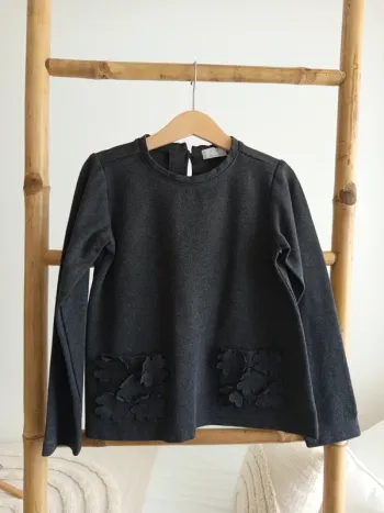 Haut gris avec poches fleuries Iana 8 ans