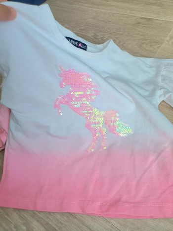 Tee-shirt blanc dégradé rose motif licorne pailletée taille 6 ans