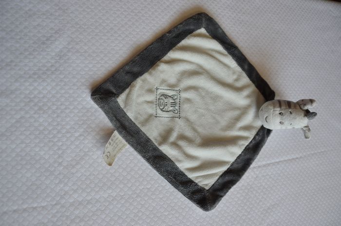 DOUDOU PLAT ZEBRE ** ACTION ** 1564