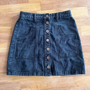 Jupe en jean noire Stradivarius – taille haute, boutonnée devant