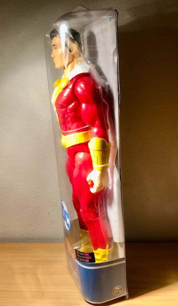 DC Comics Officiel grande Figurine articulée Shazam 30,5cm NЕUF (prix normal: 21eur) - photo numéro 3