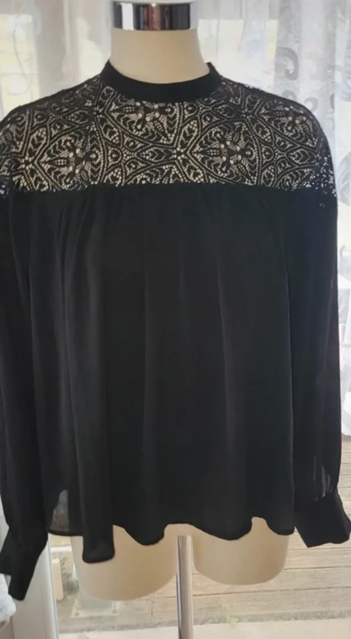 Haut noir en dentelle avec manches longues – Élégance intemporelle   38/40 - photo numéro 2
