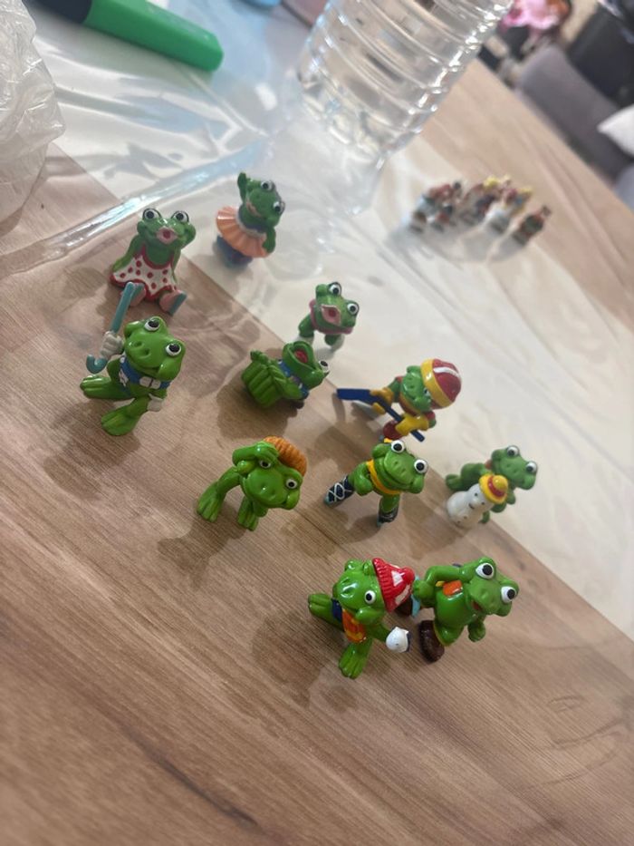 Lot de 11 figurines kinder grenouille 🐸