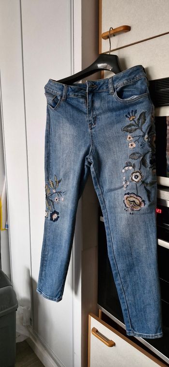 Vend Jean bleu taille 40 avec motif fleur