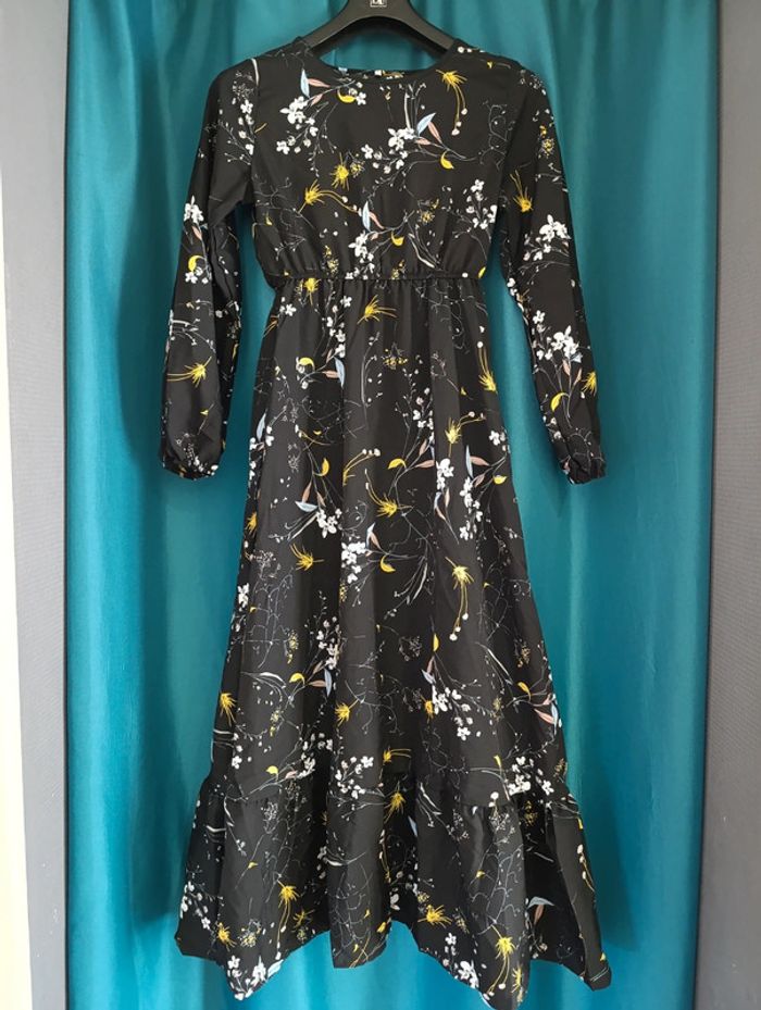 Robe noire longue légère fleuri taille M neuve
