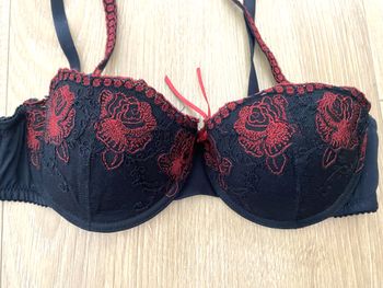 Soutien gorge noir/rouge 85A