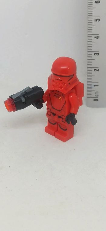 Figurine Sith Trooper Lego avec accessoire au dos