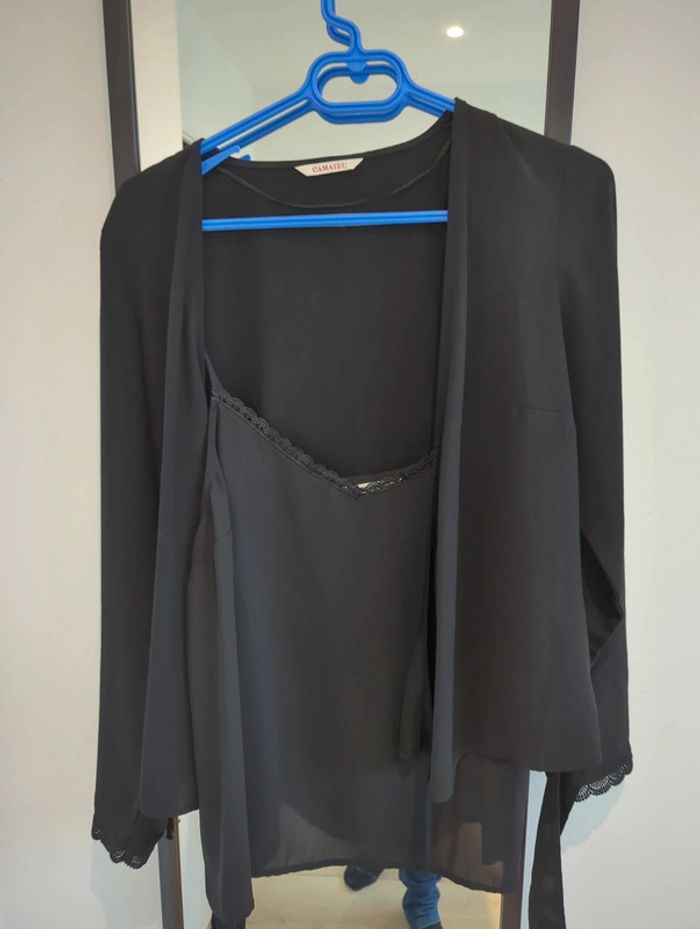 Vends jolie Ensemble débardeur +cache-cœur neuf