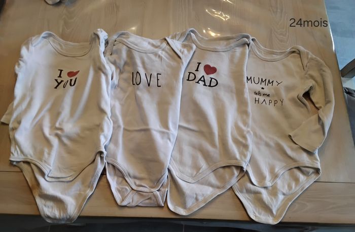 Lot de 4 bodies 24 mois