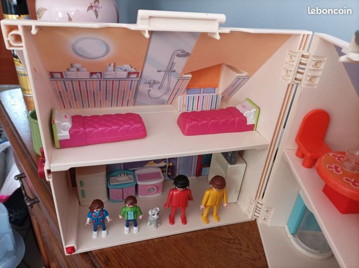 Maison playmobil avec personnages et mobilier - photo numéro 5