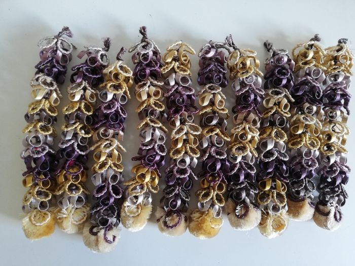 Lot de 10 pompons long violet crème et doré pour loisirs créatifs