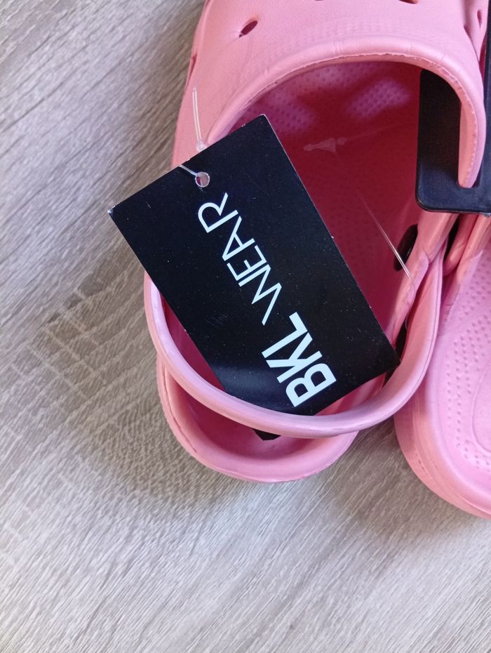 Jolie paire de Crocs - photo numéro 2