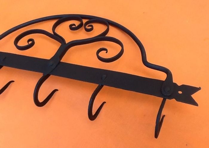 Ancien support mural à Cochonnaille Fer forgé à décor motifs de volutes - photo numéro 3