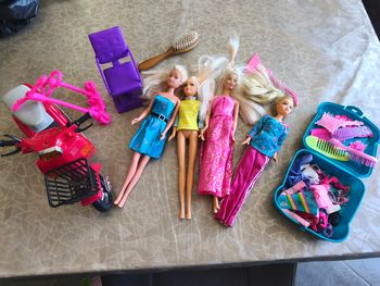 Lot poupées et accessoires 