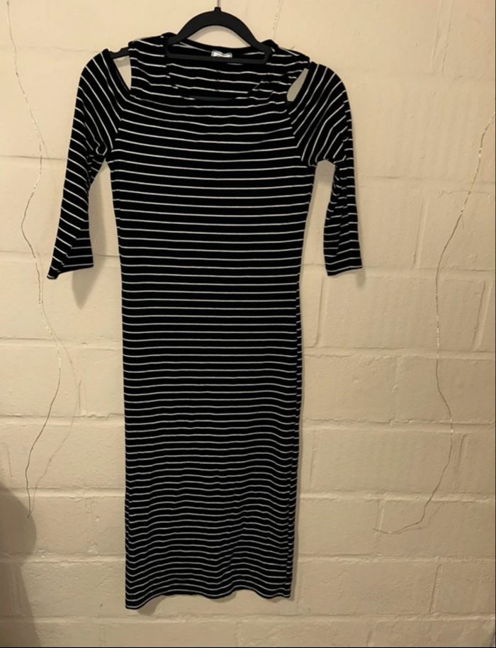 Robe mi-longue noire à lignes blanches – Pimkie – Taille S - Très bon état