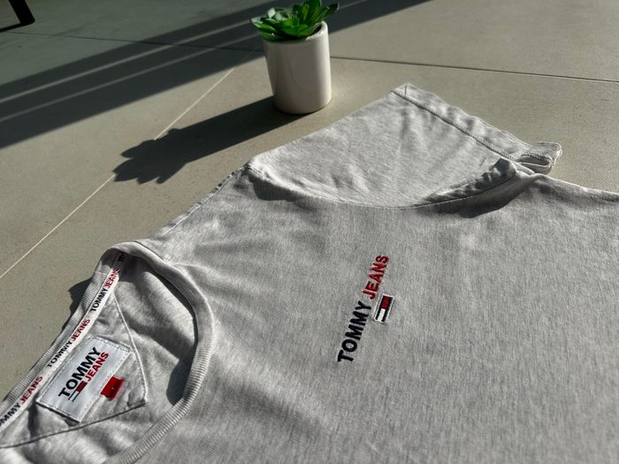 T-shirt Tommy Jeans col rond gris taille L 👕