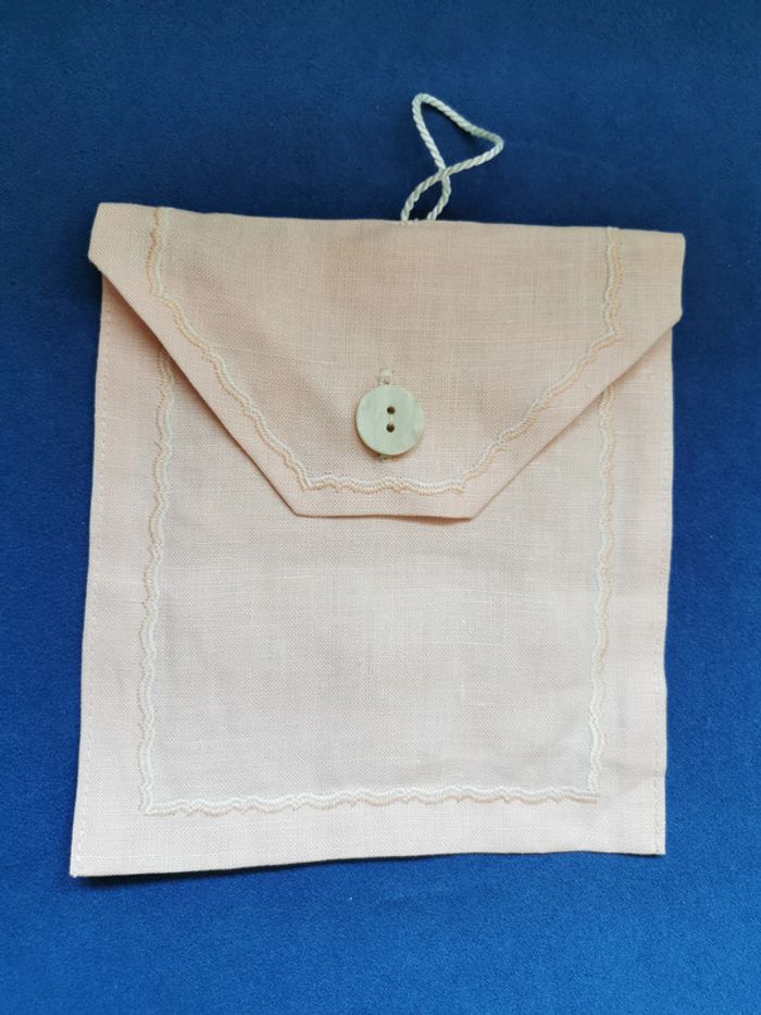 Pochette festonnée couleur saumon