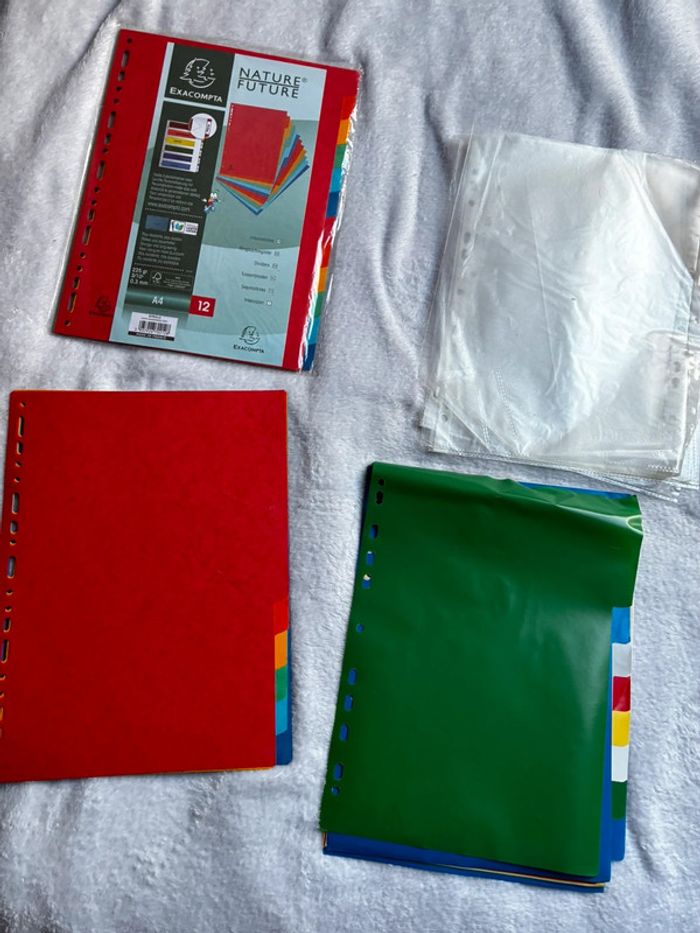 Environ 20 intercalaires