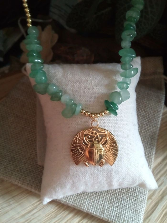 Collier en pierres naturelles d'aventurine et scarabée en acier inoxydable doré