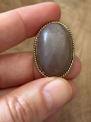 Cabochon peach moonstone